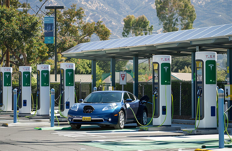 Commerciële zonne-energie installaties en oplaadstations